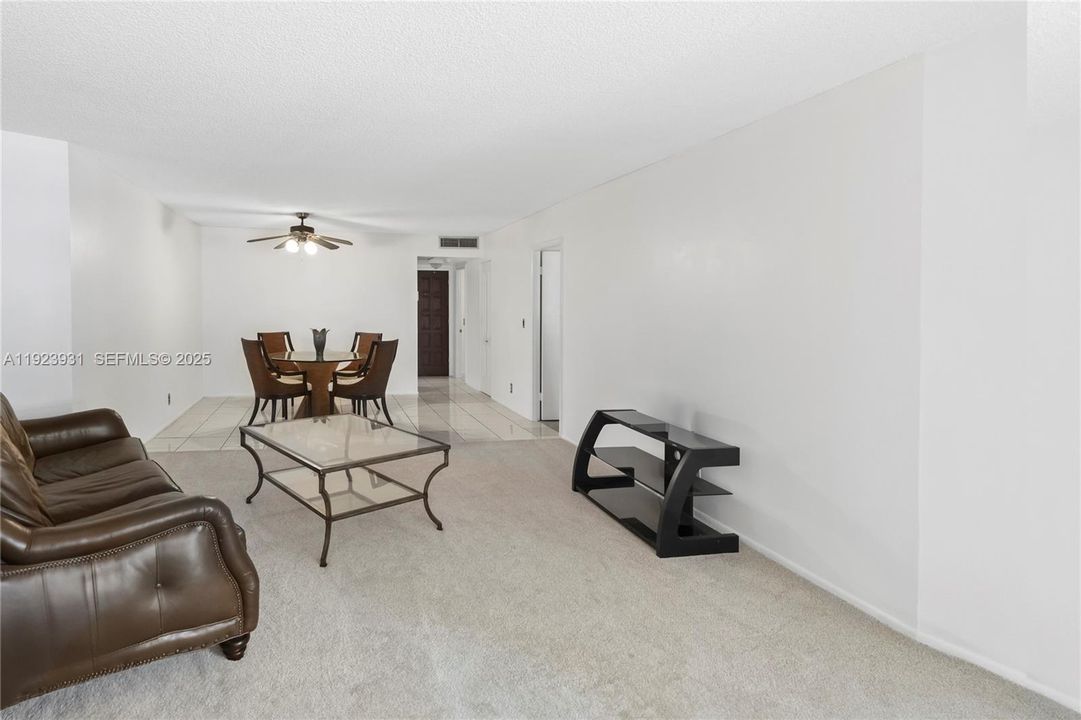 待售: $239,000 (1 贝兹, 1 浴室, 895 平方英尺)