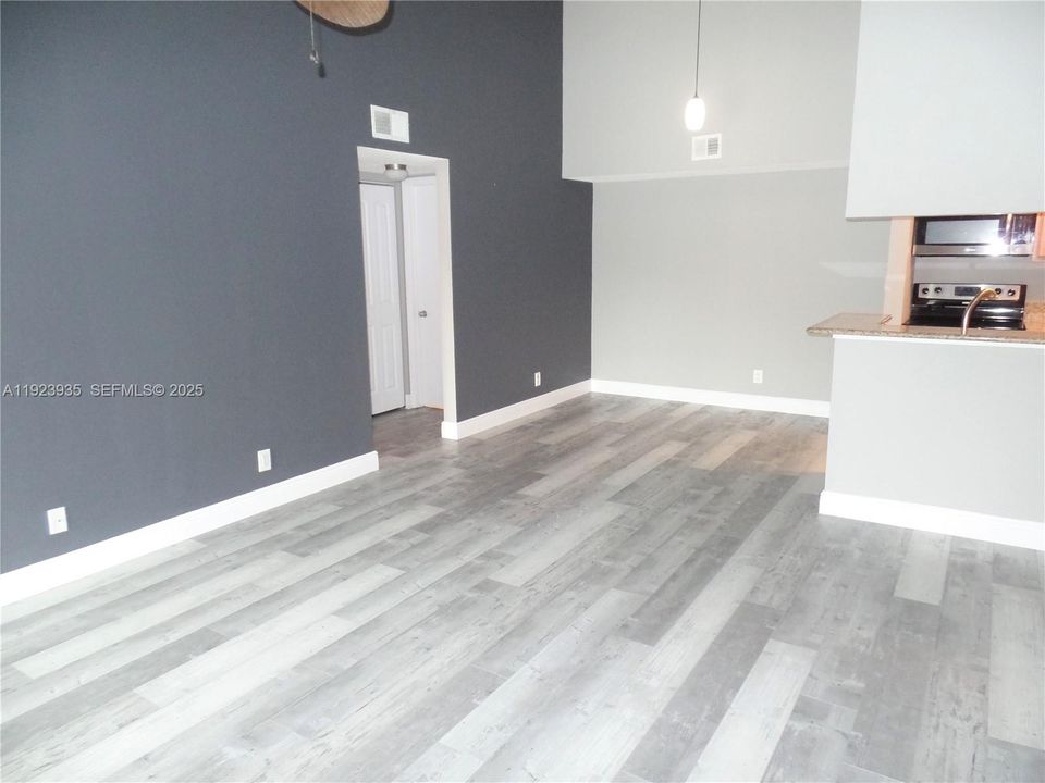 For Rent: $2,395 (2 beds, 2 baths, 1030 Square Feet)