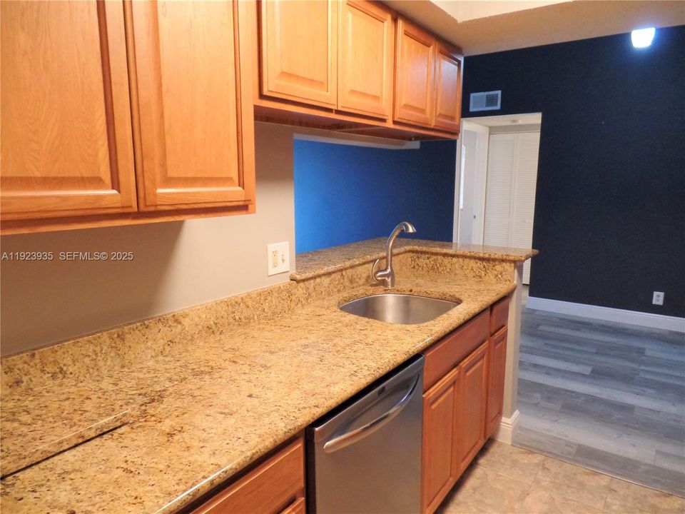 For Rent: $2,395 (2 beds, 2 baths, 1030 Square Feet)