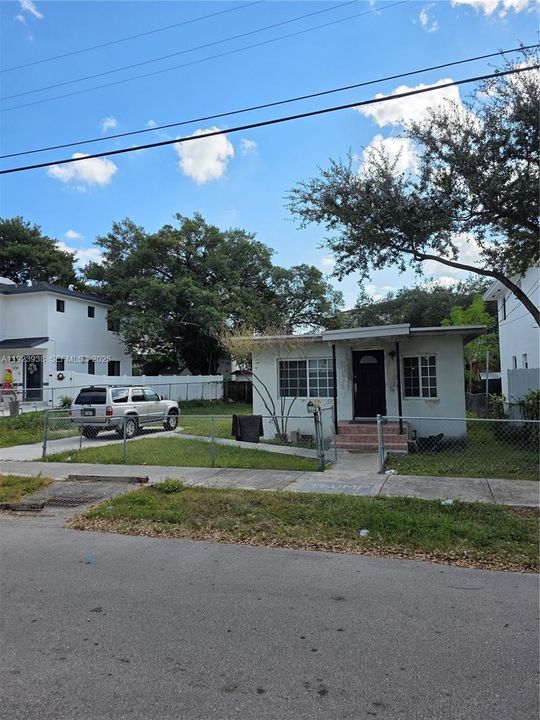 For Sale: $309,999 (2 beds, 1 baths, 720 Square Feet)