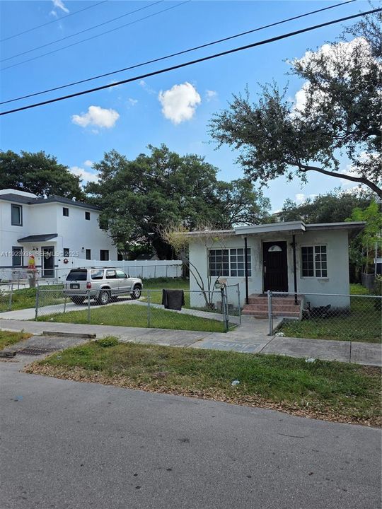 For Sale: $309,999 (2 beds, 1 baths, 720 Square Feet)