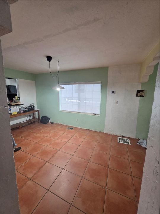 For Sale: $309,999 (2 beds, 1 baths, 720 Square Feet)