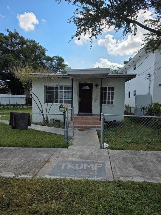 For Sale: $309,999 (2 beds, 1 baths, 720 Square Feet)