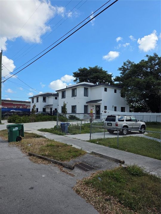 For Sale: $309,999 (2 beds, 1 baths, 720 Square Feet)