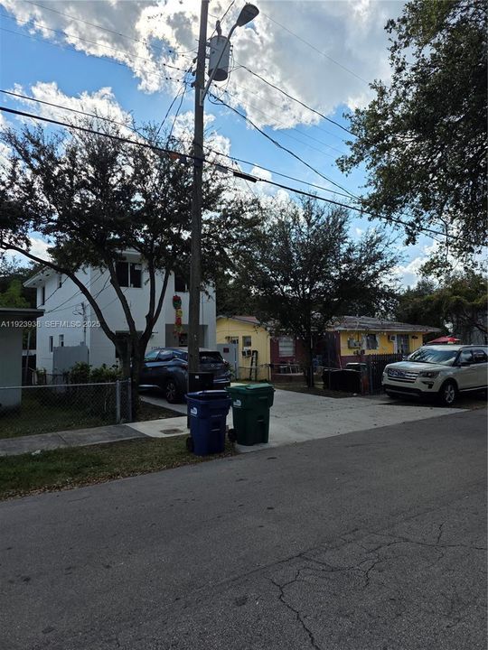 For Sale: $309,999 (2 beds, 1 baths, 720 Square Feet)