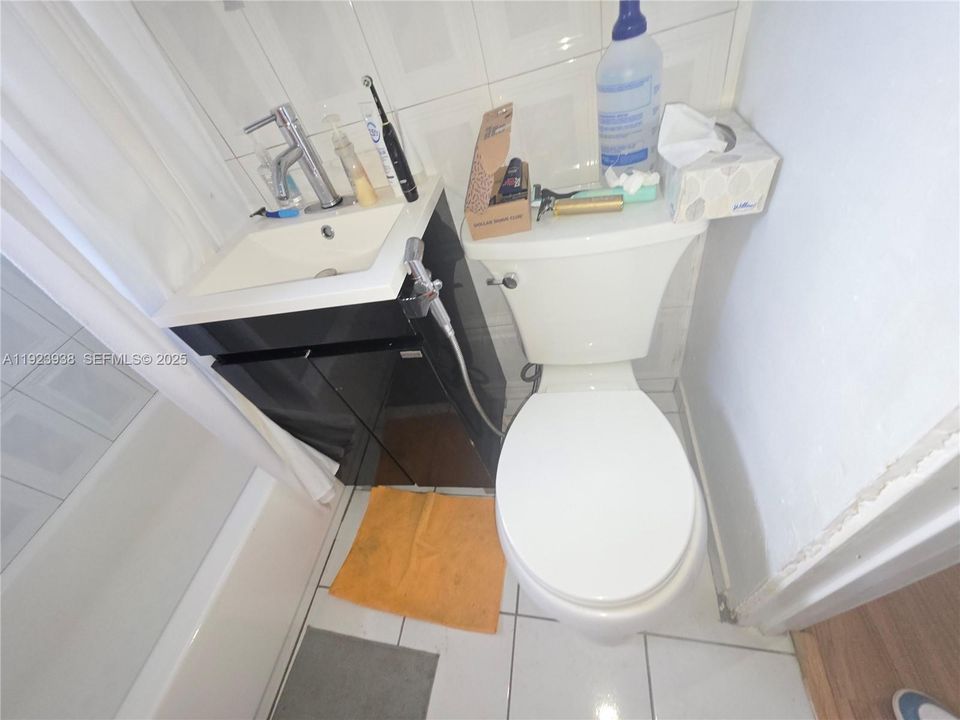 For Sale: $309,999 (2 beds, 1 baths, 720 Square Feet)