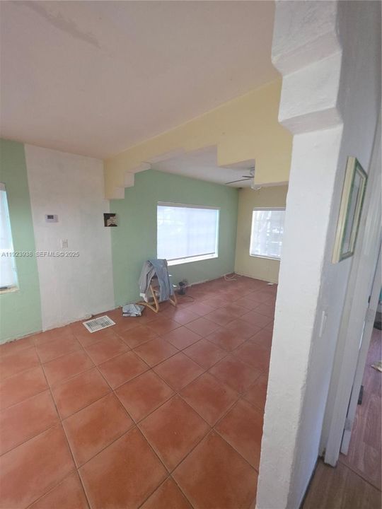 For Sale: $309,999 (2 beds, 1 baths, 720 Square Feet)