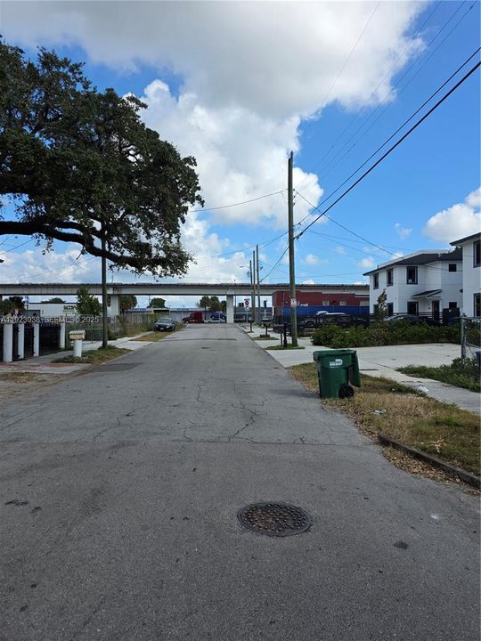 For Sale: $309,999 (2 beds, 1 baths, 720 Square Feet)