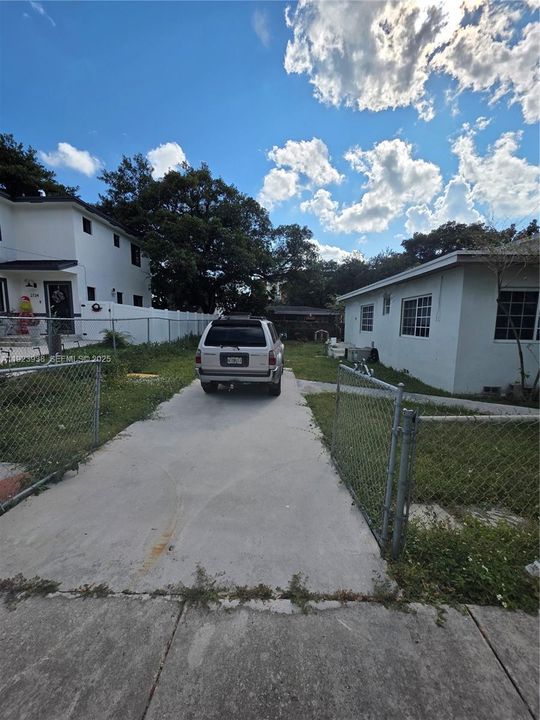 For Sale: $309,999 (2 beds, 1 baths, 720 Square Feet)