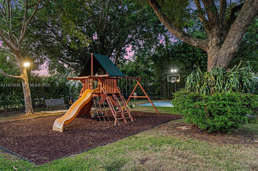 待售: $1,990,000 (8 贝兹, 4 浴室, 3877 平方英尺)