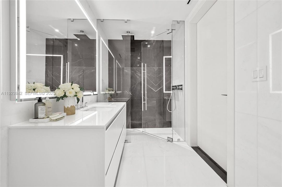 For Sale: $1,285,000 (1 beds, 1 baths, 760 Square Feet)