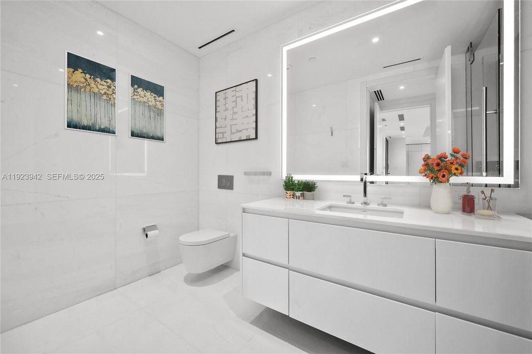 For Sale: $1,285,000 (1 beds, 1 baths, 760 Square Feet)