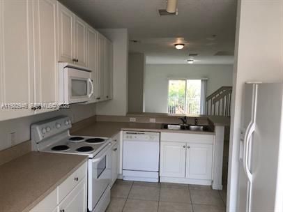 For Sale: $275,000 (3 beds, 3 baths, 1601 Square Feet)