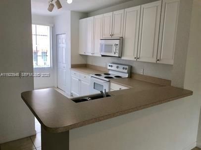 For Sale: $275,000 (3 beds, 3 baths, 1601 Square Feet)