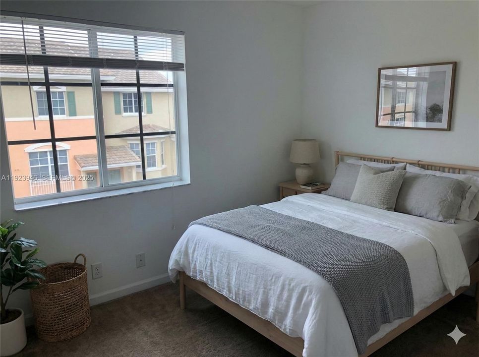 For Sale: $275,000 (3 beds, 3 baths, 1601 Square Feet)