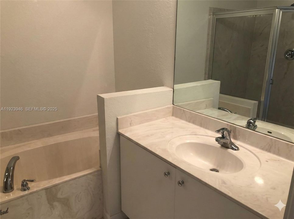 For Sale: $275,000 (3 beds, 3 baths, 1601 Square Feet)