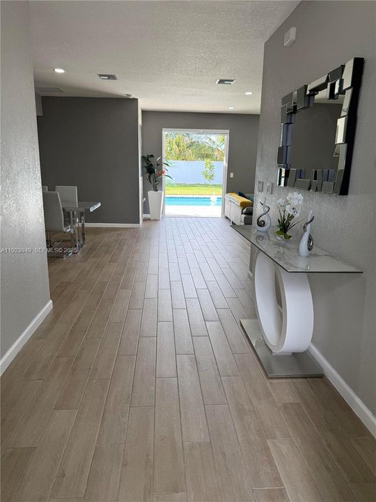 En Venta: $799,900 (3 camas, 2 baños, 1663 Pies cuadrados)