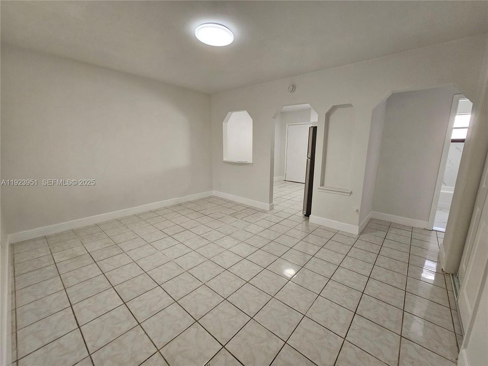 Под контрактом: $1,300 (0 спален, 1 ванн, 500 Квадратных фут)