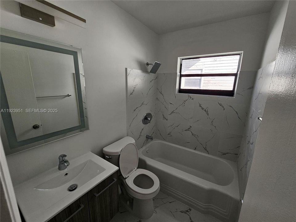 Под контрактом: $1,300 (0 спален, 1 ванн, 500 Квадратных фут)