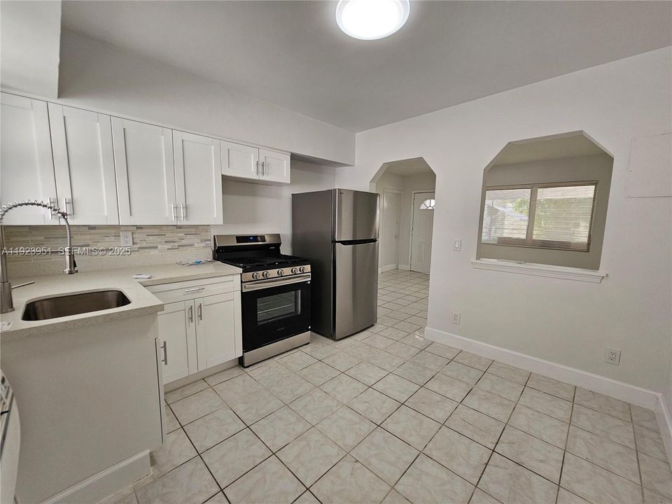 Под контрактом: $1,300 (0 спален, 1 ванн, 500 Квадратных фут)