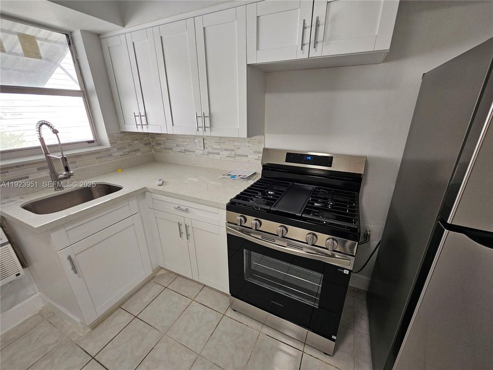 Под контрактом: $1,300 (0 спален, 1 ванн, 500 Квадратных фут)