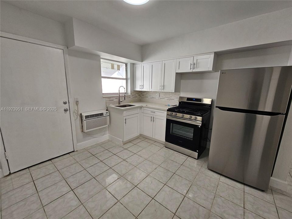 Под контрактом: $1,300 (0 спален, 1 ванн, 500 Квадратных фут)