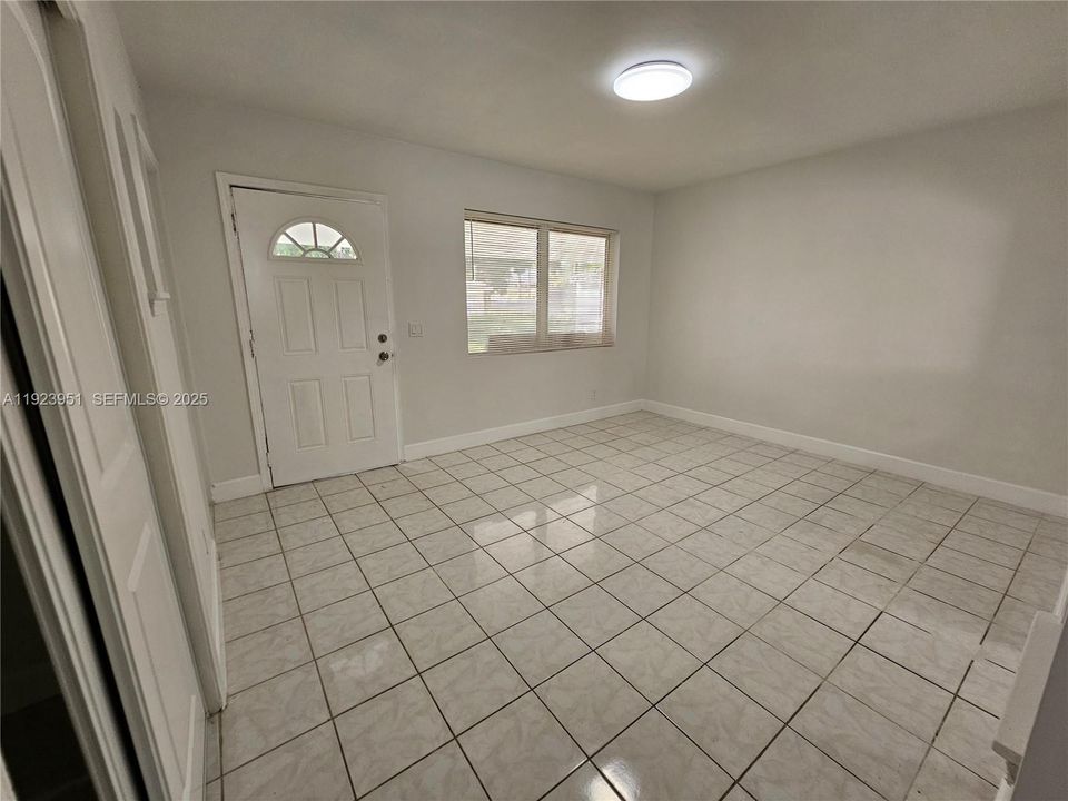 Под контрактом: $1,300 (0 спален, 1 ванн, 500 Квадратных фут)