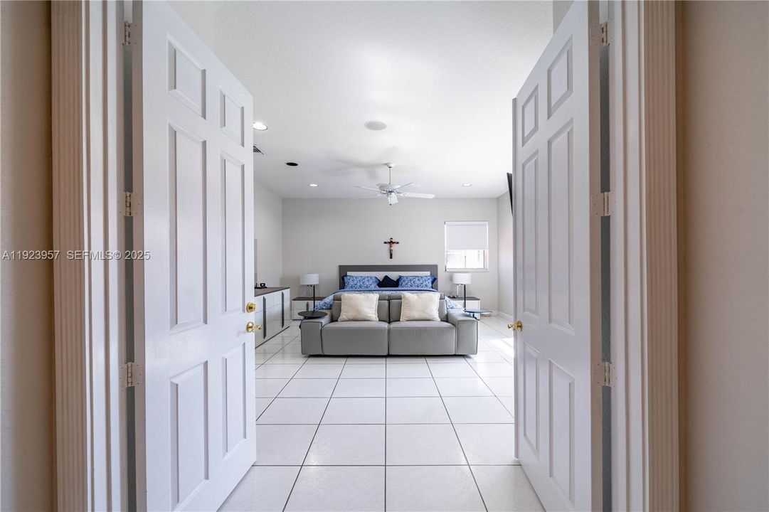 For Sale: $1,500,000 (5 beds, 3 baths, 2882 Square Feet)