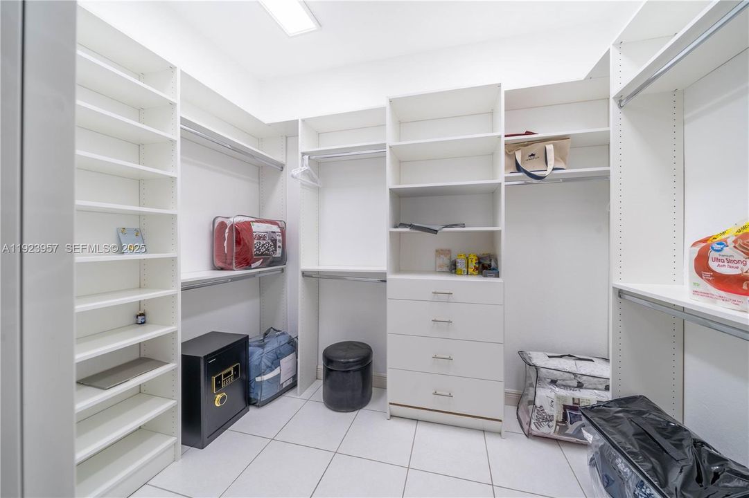 For Sale: $1,500,000 (5 beds, 3 baths, 2882 Square Feet)