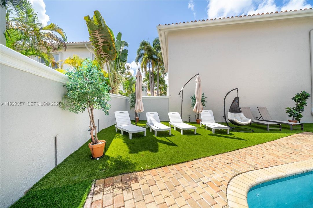 For Sale: $1,500,000 (5 beds, 3 baths, 2882 Square Feet)