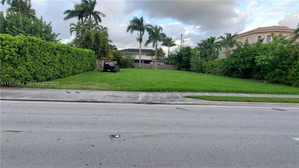 For Sale: $2,500,000 (0.25 acres)