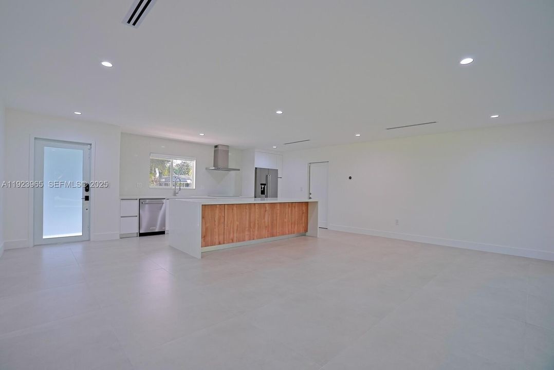 For Rent: $5,000 (4 beds, 2 baths, 1560 Square Feet)