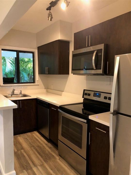 For Rent: $1,950 (1 beds, 1 baths, 650 Square Feet)