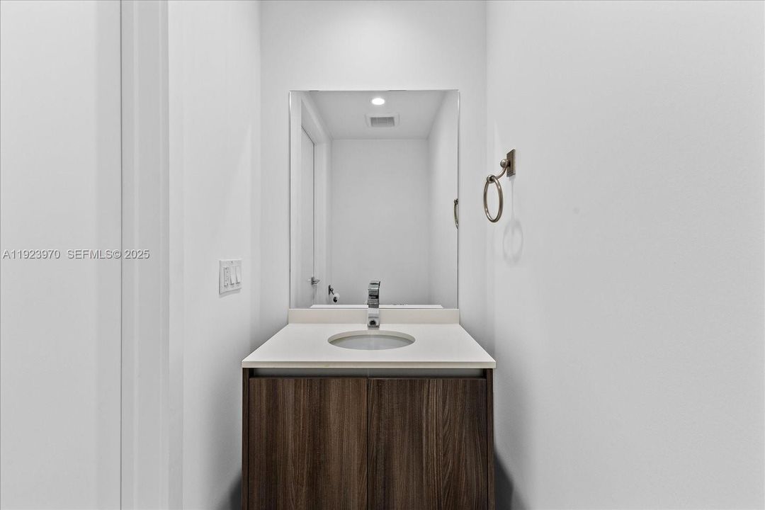 В аренду: $3,900 (1 спален, 1 ванн, 766 Квадратных фут)