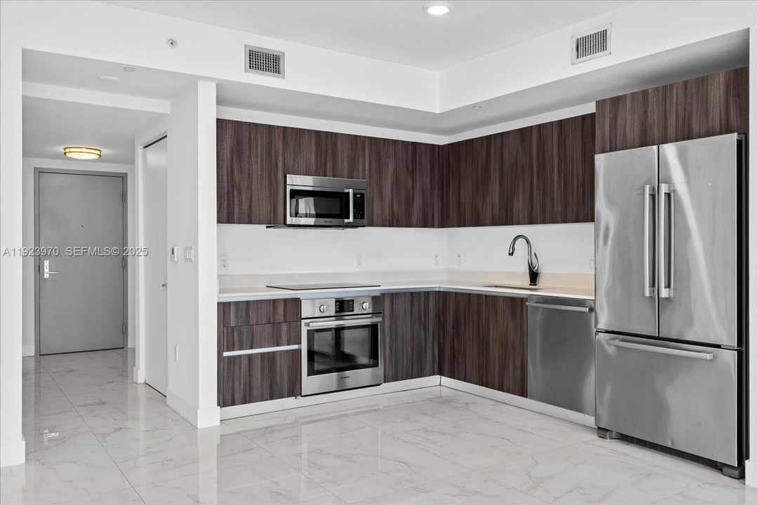 В аренду: $3,900 (1 спален, 1 ванн, 766 Квадратных фут)