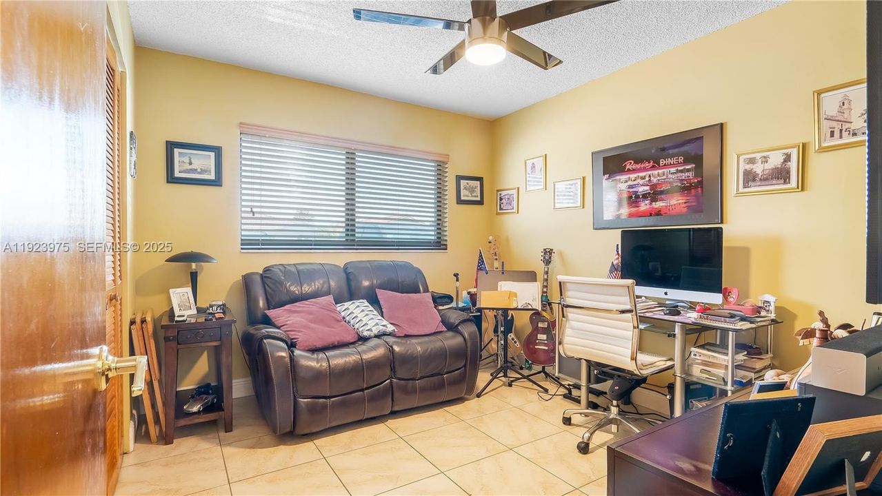 待售: $665,000 (4 贝兹, 2 浴室, 1475 平方英尺)