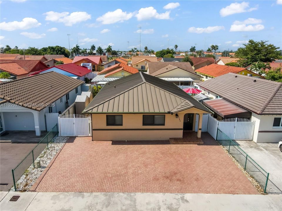 待售: $665,000 (4 贝兹, 2 浴室, 1475 平方英尺)