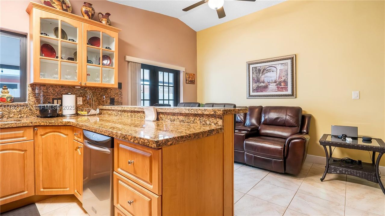 待售: $665,000 (4 贝兹, 2 浴室, 1475 平方英尺)