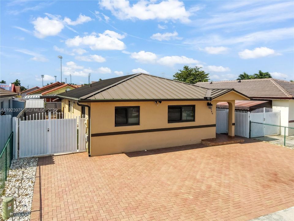 待售: $665,000 (4 贝兹, 2 浴室, 1475 平方英尺)