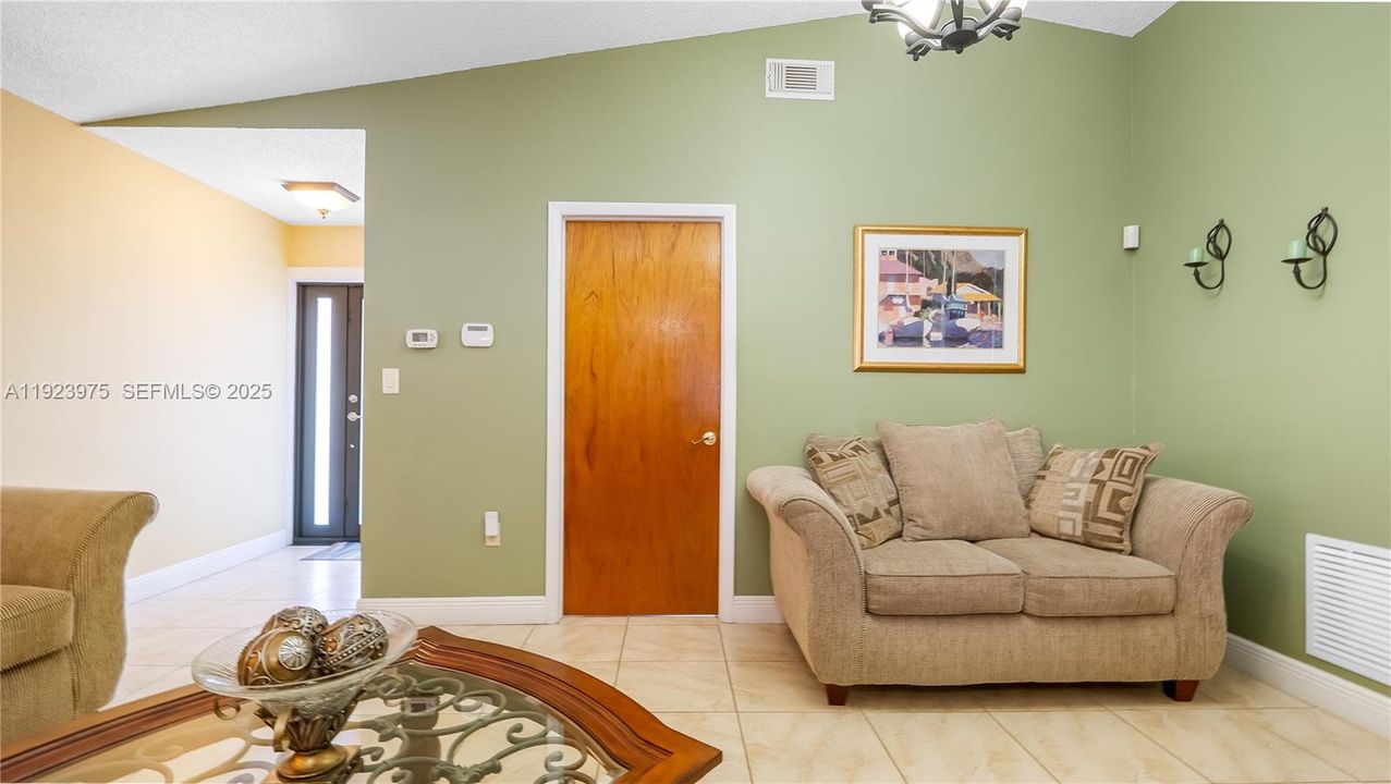 待售: $665,000 (4 贝兹, 2 浴室, 1475 平方英尺)