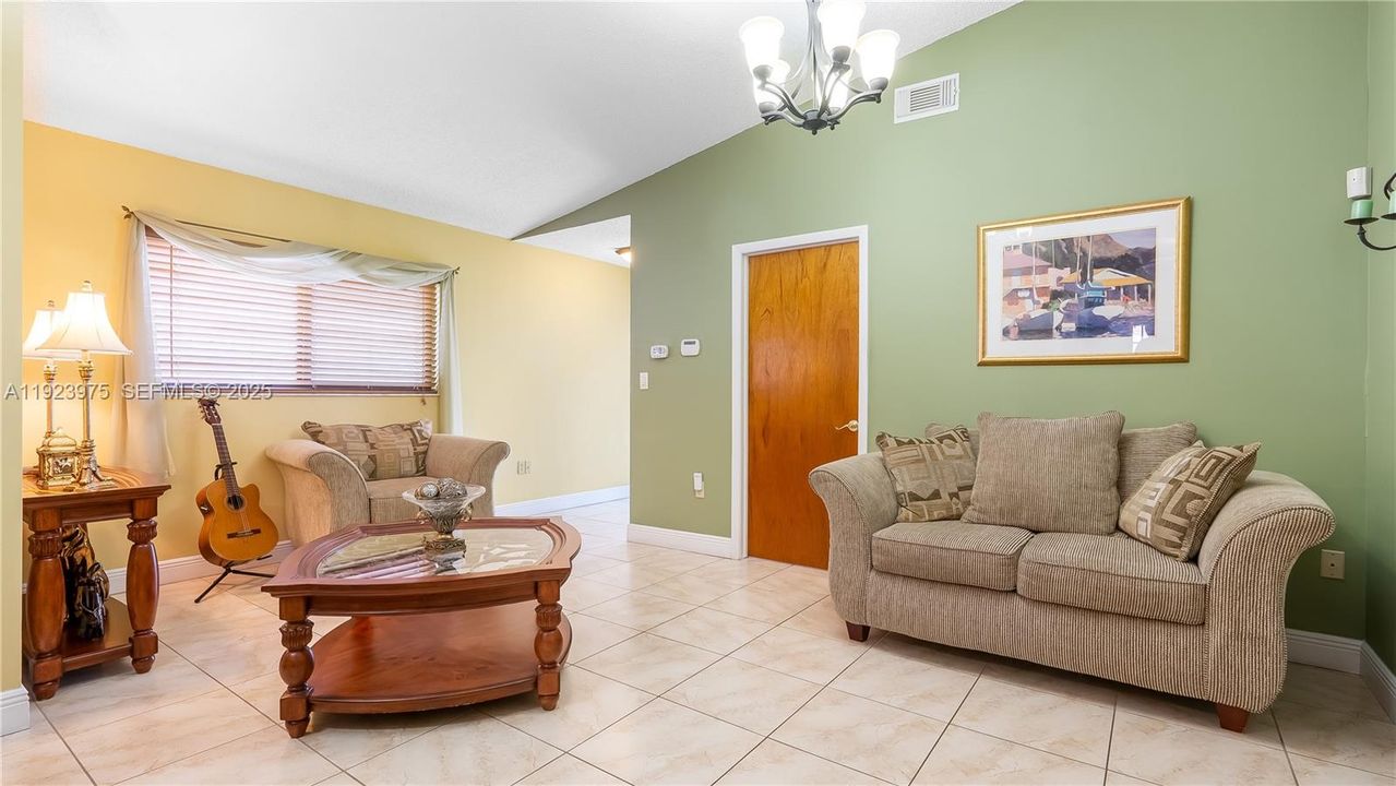 待售: $665,000 (4 贝兹, 2 浴室, 1475 平方英尺)