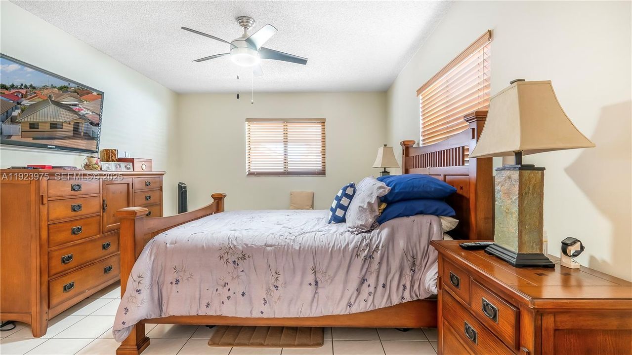 待售: $665,000 (4 贝兹, 2 浴室, 1475 平方英尺)