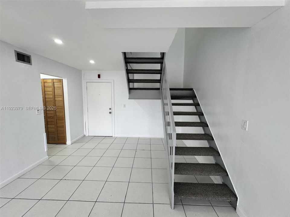 For Rent: $2,450 (2 beds, 2 baths, 1220 Square Feet)