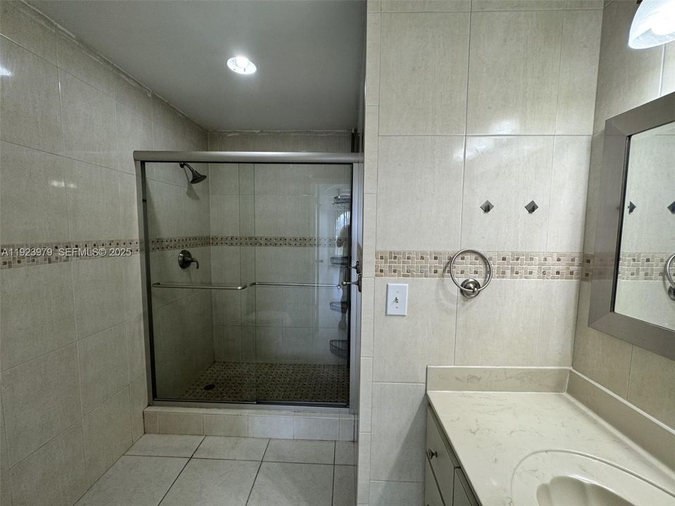 For Rent: $2,450 (2 beds, 2 baths, 1220 Square Feet)