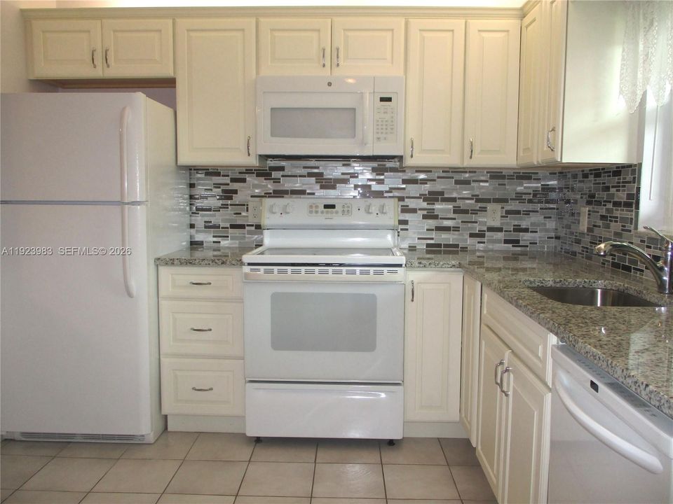 Activo con contrato: $215,000 (2 camas, 2 baños, 1084 Pies cuadrados)