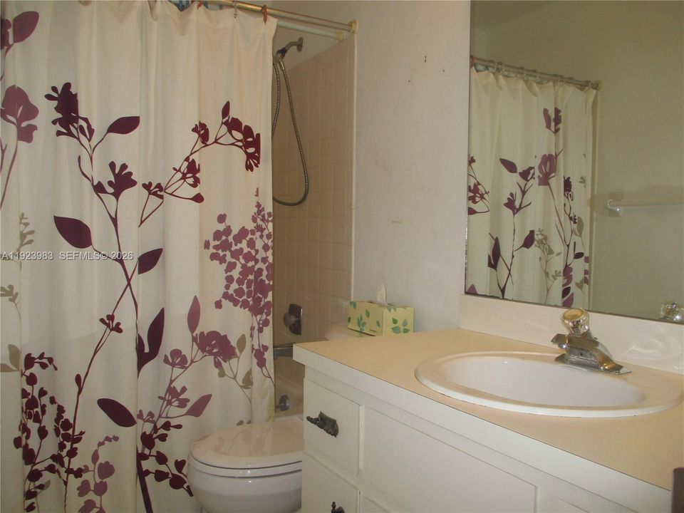 GUEST BATHROOM WITH A SHOWER/TUB