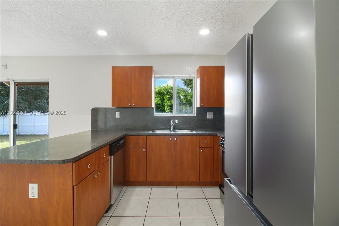 En Venta: $540,000 (4 camas, 2 baños, 1652 Pies cuadrados)