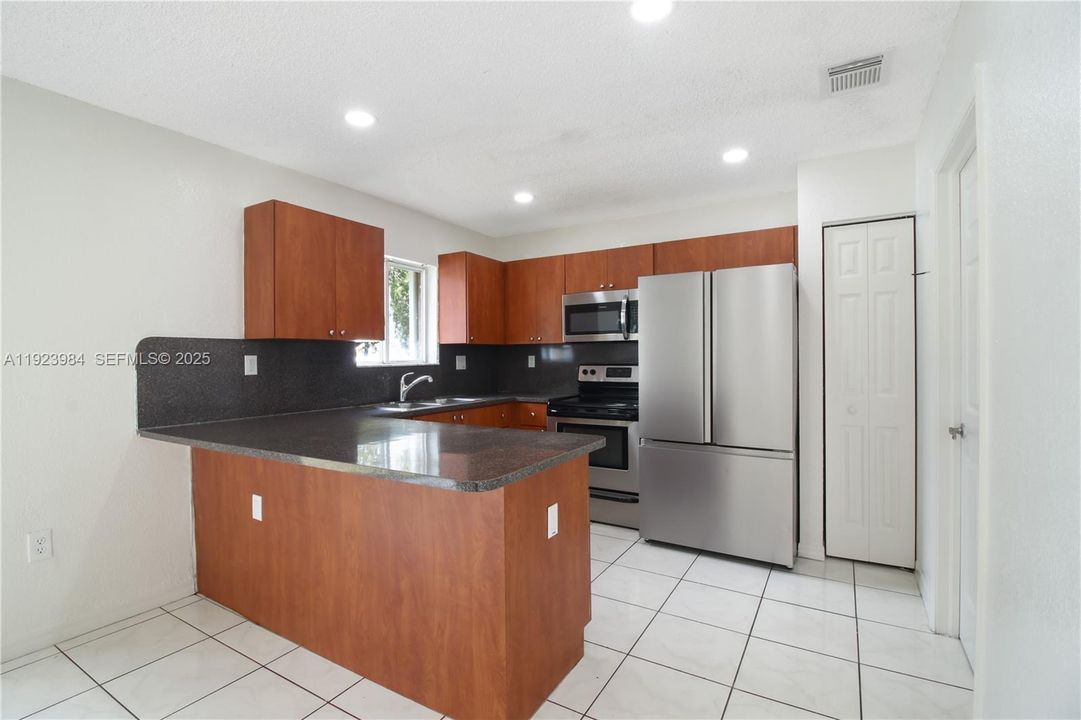 En Venta: $540,000 (4 camas, 2 baños, 1652 Pies cuadrados)