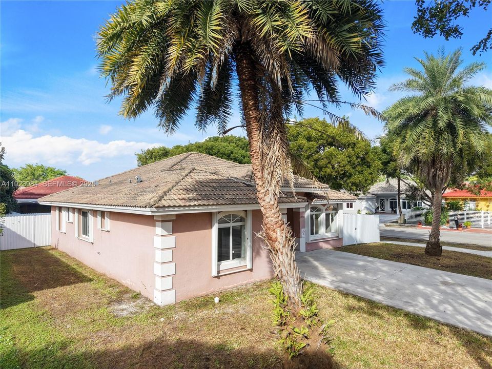 En Venta: $540,000 (4 camas, 2 baños, 1652 Pies cuadrados)