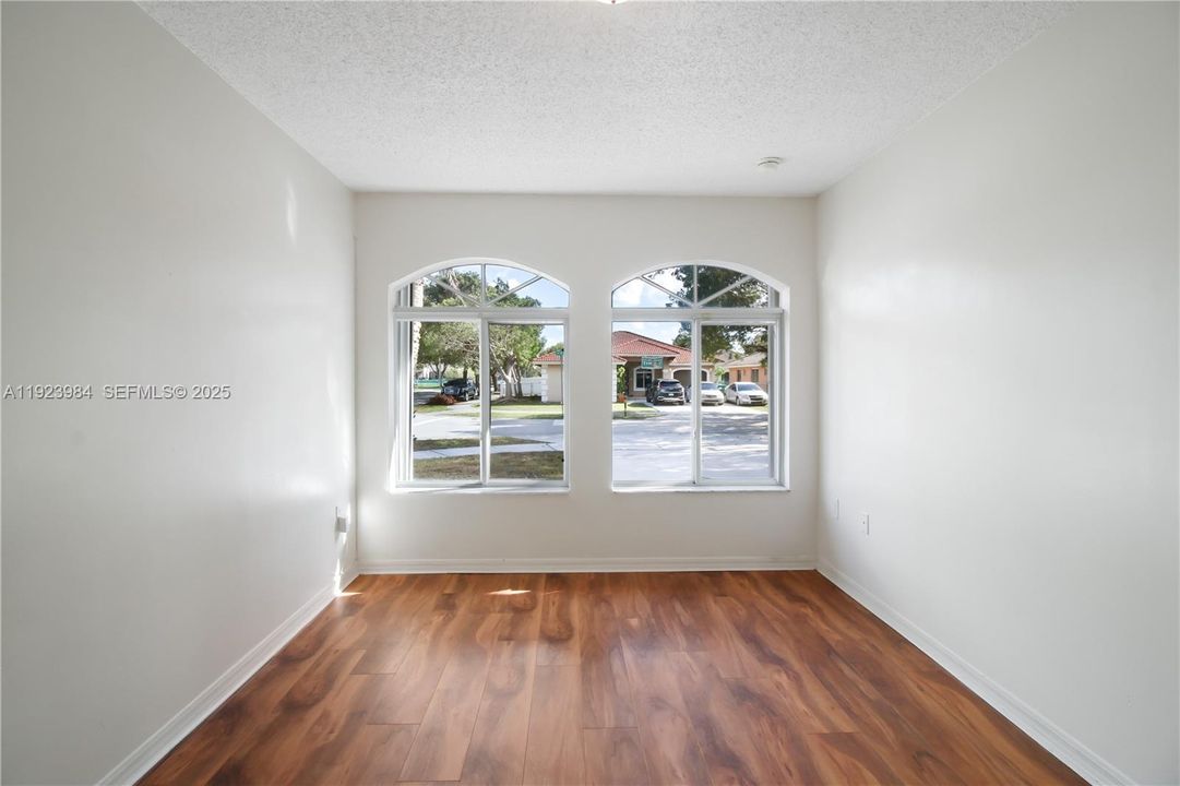 En Venta: $540,000 (4 camas, 2 baños, 1652 Pies cuadrados)